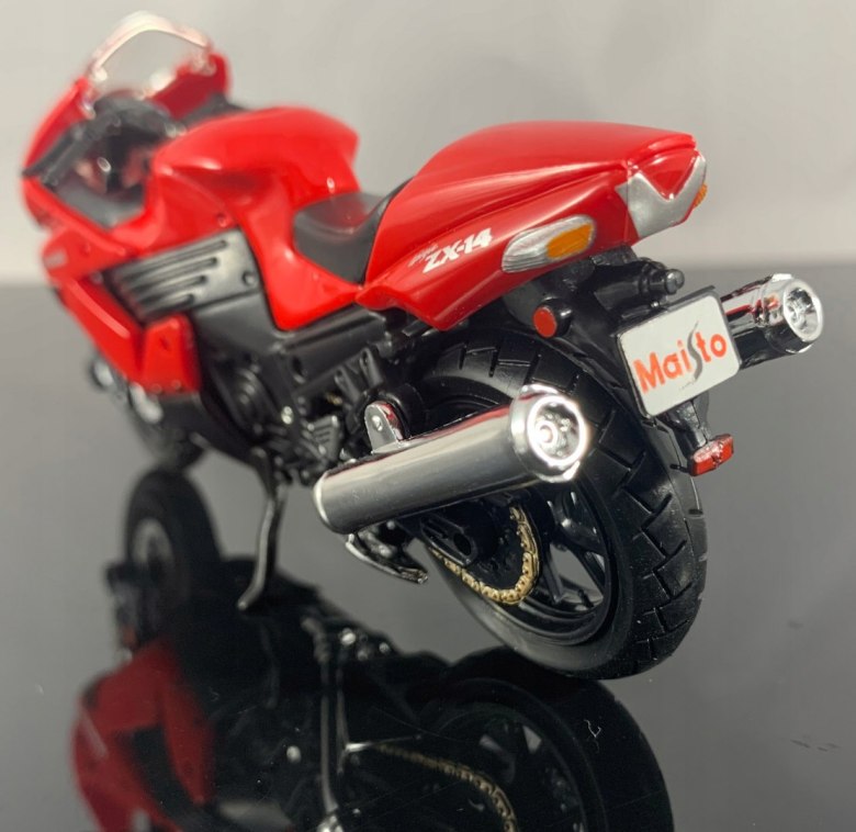 KAWASAKI Ninja ZX 14R motocykl model 1:18 Maisto > Maisto